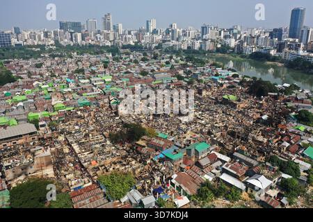 Dhaka, Bangladesch - 26. November 2025: Ein Feuer brach am Dienstagabend im Korail-Slum in Mohakhali in Dhaka aus und brannte etwa 1.500 Häuser ab Stockfoto