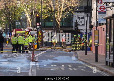 Rettungsdienste am Ort eines Brandes in einem unterirdischen Tunnel in Holborn, Zentrum von London. Bilddatum: Mittwoch, 26. November 2025. Stockfoto