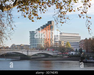 Putney Wharf Turm an der Putney Brücke über die Themse, London, England. Stockfoto