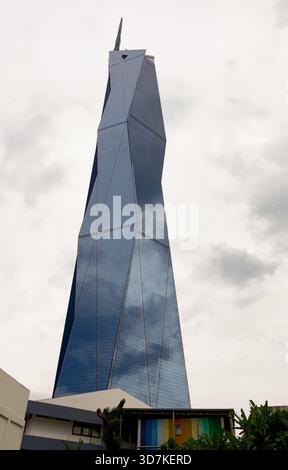Tower Merdeka 118 in Kuala Lumpur, Malaysia, von Chinatown aus gesehen. Wie im Film „Thunderbolt“ zu sehen Stockfoto