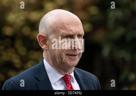 London, Großbritannien. 26. Oktober 2025. John Healey, Verteidigungsminister, in der Downing Street, nach einer Kabinettssitzung und vor Rachel Reeves, Finanzkanzlerin, hielt ihre zweite Haushaltsrede vor Abgeordneten im Unterhaus. Dies gilt als ein entscheidender Zeitpunkt für die Regierung von Keir Starmer, da die Pläne zur Steuererhöhung in Milliardenhöhe vorgelegt werden, um die Wachstumsprognosen auszugleichen, die niedriger als erwartet sind. Quelle: Stephen Chung / Alamy Live News Stockfoto