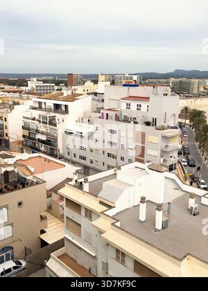 Blick auf die Skyline in einem Wohngebiet mit Apartments Stockfoto
