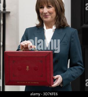 London, Großbritannien. November 2026. Rachel Reeves, Chancellor of the Exchequer, mit ihrer roten Box am Budgettag 2025 vor 11 Downing Street London UK Credit: Ian Davidson/Alamy Live News Stockfoto