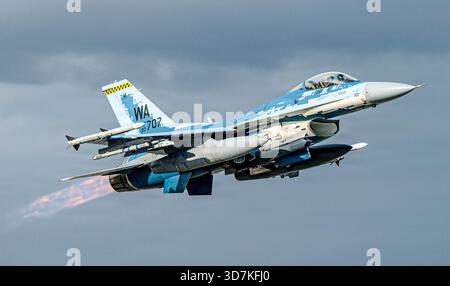 Ein F-16C-Kampffalke der US Air Force, der der 64th Aggressor Squadron (AGRS) zugeordnet ist, startet zur Unterstützung eines Ingrat der U.S. Air Force Weapons School Stockfoto