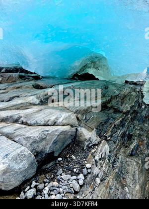 Detail aus blauem Gletschereis und gemeißeltem Grundgestein am Rand des Svartisen-Gletschers in Nordland, Nordnorwegen Stockfoto