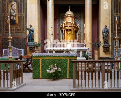 Innenraum und Hochaltar der St. Francis Xavier Church, Broad Street, Hereford, Herefordshire, England, UK Stockfoto