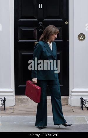 London, England, Großbritannien. November 2025. Die britische Finanzkanzlerin RACHEL REEVES hält die rote Haushaltsbox vor der Downing Street 11 vor der Ankündigung des Herbstbudgets im Unterhaus. (Kreditbild: © Wiktor Szymanowicz/ZUMA Press Wire) NUR REDAKTIONELLE VERWENDUNG! Nicht für kommerzielle ZWECKE! Quelle: ZUMA Press, Inc./Alamy Live News Stockfoto