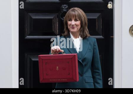 London, England, Großbritannien. November 2025. Die britische Finanzkanzlerin RACHEL REEVES hält die rote Haushaltsbox vor der Downing Street 11 vor der Ankündigung des Herbstbudgets im Unterhaus. (Kreditbild: © Wiktor Szymanowicz/ZUMA Press Wire) NUR REDAKTIONELLE VERWENDUNG! Nicht für kommerzielle ZWECKE! Quelle: ZUMA Press, Inc./Alamy Live News Stockfoto