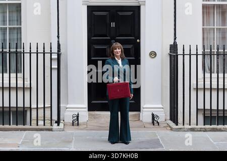 London, England, Großbritannien. November 2025. Die britische Finanzkanzlerin RACHEL REEVES hält die rote Haushaltsbox vor der Downing Street 11 vor der Ankündigung des Herbstbudgets im Unterhaus. (Kreditbild: © Wiktor Szymanowicz/ZUMA Press Wire) NUR REDAKTIONELLE VERWENDUNG! Nicht für kommerzielle ZWECKE! Quelle: ZUMA Press, Inc./Alamy Live News Stockfoto