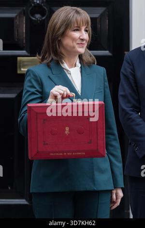 London, England, Großbritannien. November 2025. Die britische Finanzkanzlerin RACHEL REEVES hält die rote Haushaltsbox vor der Downing Street 11 vor der Ankündigung des Herbstbudgets im Unterhaus. (Kreditbild: © Wiktor Szymanowicz/ZUMA Press Wire) NUR REDAKTIONELLE VERWENDUNG! Nicht für kommerzielle ZWECKE! Quelle: ZUMA Press, Inc./Alamy Live News Stockfoto