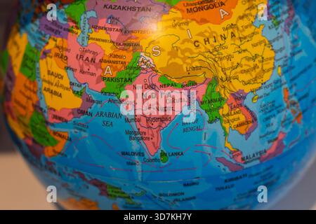 Globus mit Hervorhebung von Indien, China und dem Nahen Osten – farbenfrohe Weltkarte aus nächster Nähe für Bildung, Reisen, Geographie und globale Studien. Stockfoto
