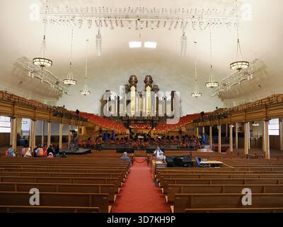 Salt Lake City, UT - 20. September 2025: Breiter Innenblick auf das historische Salt Lake Tabernacle mit massiver Pfeifenorgel und Chorsitzen Stockfoto