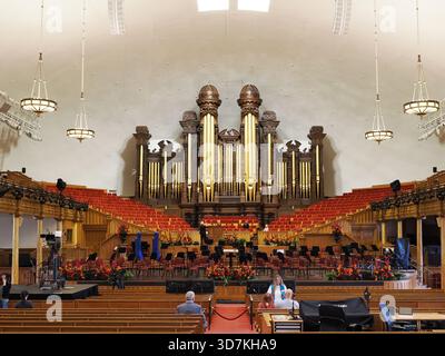 Salt Lake City, UT - 20. September 2025: Aus nächster Nähe mit Blick auf die massive goldene Pfeifenorgel und die rot gestuften Sitzplätze des historischen Tab Stockfoto