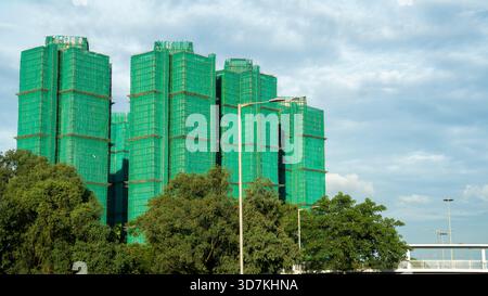 Hongkong, 21. August 2025: Das Wang Fuk Court in Tai Po, das derzeit wieder aufgebaut und mit einem traditionellen Bambusgerüst bedeckt ist, ist der Ort, an dem am 26. November eine große Flamme 156 Menschen ums Leben brachte Stockfoto