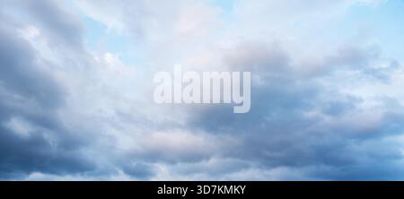 Wolken im Hintergrund, tagsüber fotografiert. Stockfoto