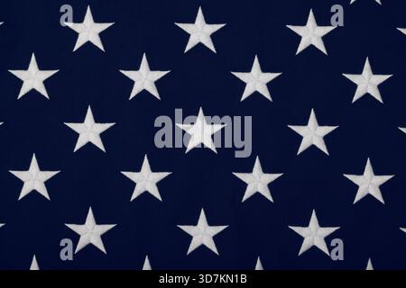 Nahaufnahme gestickter weißer Sterne auf blauem Kanton aus schwerem Baumwollleinen, US-Nationalflagge, Symbol des amerikanischen Patriotismus, erhöhter Hochwinkel, direkt darüber Stockfoto