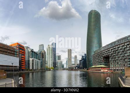 Ein Bild der modernen Apartments und Büros auf der Isle of Dogs und Canary Wharf vom Millwall Inner Dock aus gesehen. Stockfoto