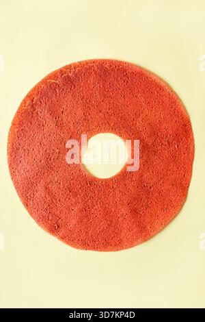 Stilvolle Präsentation mit leuchtendem orangenem Ring und farbenfroher Einrichtung Stockfoto