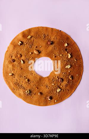 Gemütlicher hausgemachter Haselnusskeks mit bröckeliger Textur und Clustern Stockfoto