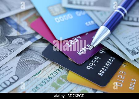 100 US-Dollar-Scheine und Silberstift mit Kreditkarten aus der Nähe. Konzept der Geschäftsberechnung und Rechnungslegung in den USA Stockfoto