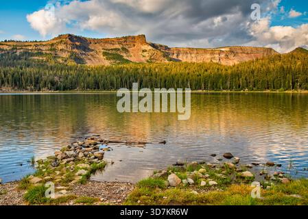 Three Creek Lake, Tam McArthur Rim, Deschutes National Forest, Cascades Range, südlich der Stadt Sisters, Oregon, USA Stockfoto