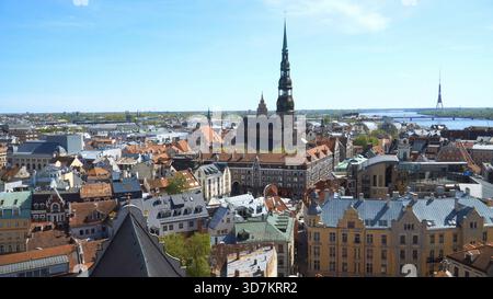 Ein Panorama von Riga aus der Luft fängt das Stadtbild ein und zeigt den berühmten Turm der Peterskirche. Diese Ansicht zeigt den lettischen Hauptstadtarchitekt Stockfoto