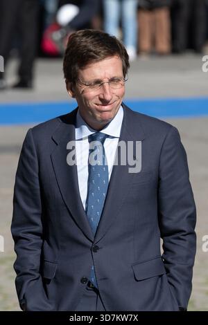 Der Bürgermeister von Madrid, Jose Luis Martinez Almeida, überreicht dem deutschen Präsidenten Frank-Walter Steinmeier, o den Goldenen Schlüssel der Stadt Madrid Stockfoto
