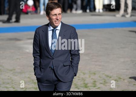 Der Bürgermeister von Madrid, Jose Luis Martinez Almeida, überreicht dem deutschen Präsidenten Frank-Walter Steinmeier, o den Goldenen Schlüssel der Stadt Madrid Stockfoto
