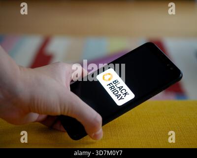 Nahaufnahme Der Weiblichen Hand, Die Auf Dem Mobiltelefon Die Benachrichtigung Über Rabatte Am Black Friday Ansieht Stockfoto