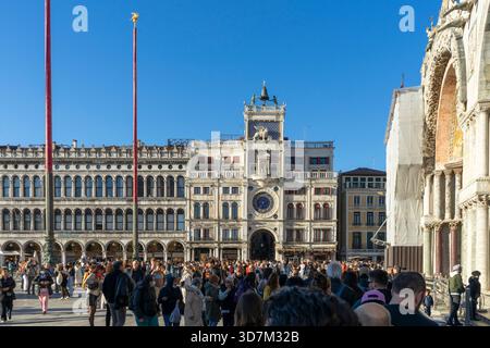Venedig, Italien - 10.11.2024: MarkusUhrturm und Basilika auf der Piazza San Marco, Venedig Stockfoto