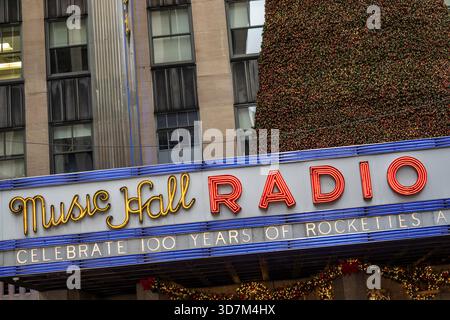 Die Radio City Music Hall ist ein Wahrzeichen im Rockefeller Center, 2025, New York City, USA Stockfoto