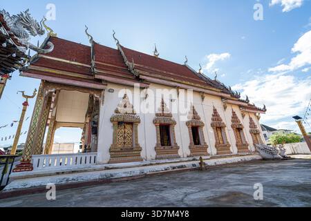 Dok KHAM TAI, THAILAND - 20. NOVEMBER 2025: Seitenansicht des traditionellen Viharns am Sri Chum Tempel im Dok Kham Tai Bezirk, Provinz Phayao, Vorführung Stockfoto