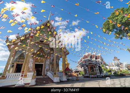 Dok KHAM TAI, THAILAND - 20. NOVEMBER 2025: Während eines Buddh ziehen sich bunte Fahnen und Fahnen über die Haupthalle des Sri Chum Tempels in der Provinz Phayao Stockfoto