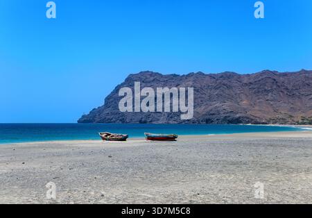 Fischerboote am Strand, Praia de Sao Pedro, Insel Sao Vicente, Kap Verde, Cabo Verde, Afrika. Farol de Dona Amelia im Hintergrund. Stockfoto