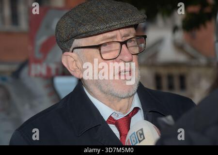 London, Großbritannien. November 2025. Jeremy Corbyn Abgeordneter wird zum Herbst-Budget-Guthaben 2025 interviewt: MARTIN DALTON/Alamy Live News Stockfoto