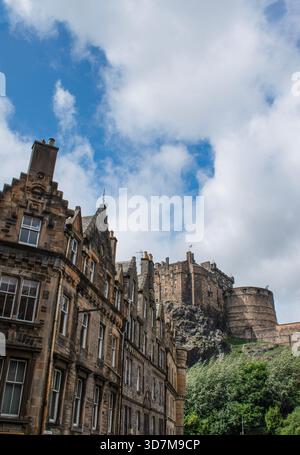 Schottland: Die Skyline der Altstadt mit Blick auf Edinburgh Castle von den Vennel Steps, der berühmten Passage zwischen zwei Gebäuden in der Nähe von Grassmarket Stockfoto
