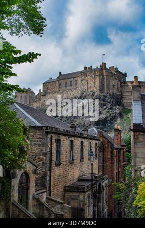 Schottland: Die Skyline der Altstadt mit Blick auf Edinburgh Castle von den Vennel Steps, der berühmten Passage zwischen zwei Gebäuden in der Nähe von Grassmarket Stockfoto