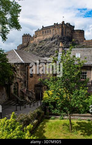 Schottland: Die Skyline der Altstadt mit Blick auf Edinburgh Castle von den Vennel Steps, der berühmten Passage zwischen zwei Gebäuden in der Nähe von Grassmarket Stockfoto