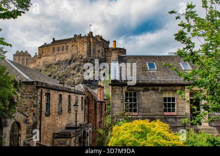 Schottland: Die Skyline der Altstadt mit Blick auf Edinburgh Castle von den Vennel Steps, der berühmten Passage zwischen zwei Gebäuden in der Nähe von Grassmarket Stockfoto