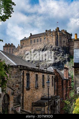 Schottland: Die Skyline der Altstadt mit Blick auf Edinburgh Castle von den Vennel Steps, der berühmten Passage zwischen zwei Gebäuden in der Nähe von Grassmarket Stockfoto