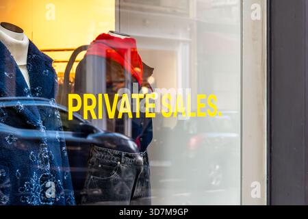 Nahaufnahme eines Schildes „Private Sales“ in englischer Sprache am Fenster eines Bekleidungsgeschäfts während der Werbeveranstaltung und des Aktionszeitraums Stockfoto