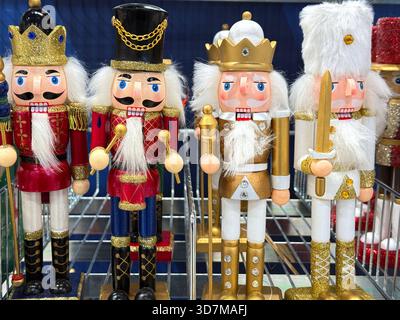 Spielzeug-Blechsoldaten auf einem Regal als Weihnachtsdekoration. Stockfoto