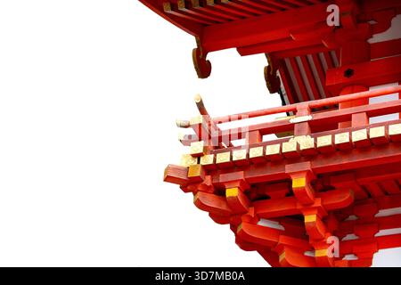 Helle rote japanische Tempeltraufen auf weißem Hintergrund Stockfoto