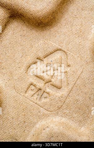 Mobius Recyclingschleife mit PAP 21-Kartonkennung. Für Recyclingkonzept. PAP 21 wird für Pappprodukte verwendet, PAP 20 für Kartonagen Stockfoto