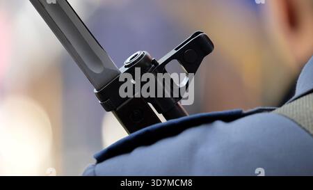 Nahaufnahme eines Bajonetts, das während einer Zeremonie auf einem Gewehrlauf montiert ist, Metallklinge und Sichtdetails auf einem generischen uniformierten Wachschulter Militär-P Stockfoto