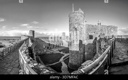 Das Bild zeigt die verlassene mittelalterliche Festung Harlech Castle [Castell Harlech] in der Stadt Harlech in Nordwales Cymru an der irischen Küste. Stockfoto