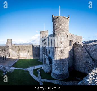 Das Bild zeigt die verlassene mittelalterliche Festung Harlech Castle [Castell Harlech] in der Stadt Harlech in Nordwales Cymru an der irischen Küste. Stockfoto