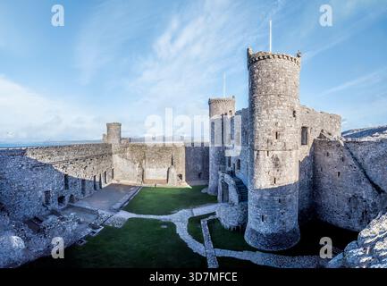 Das Bild zeigt die verlassene mittelalterliche Festung Harlech Castle [Castell Harlech] in der Stadt Harlech in Nordwales Cymru an der irischen Küste. Stockfoto