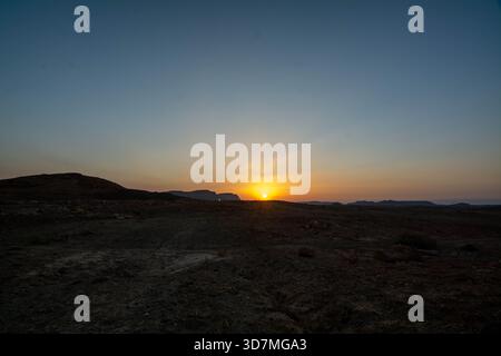 Das Bild zeigt die Negev-Wüste in Israel während des Sonnenuntergangs. Stockfoto