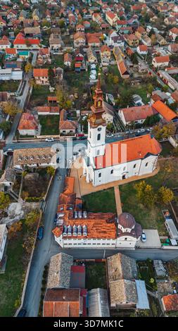 Luftlandschaft von Futog Town mit orthodoxer Kirche Stockfoto
